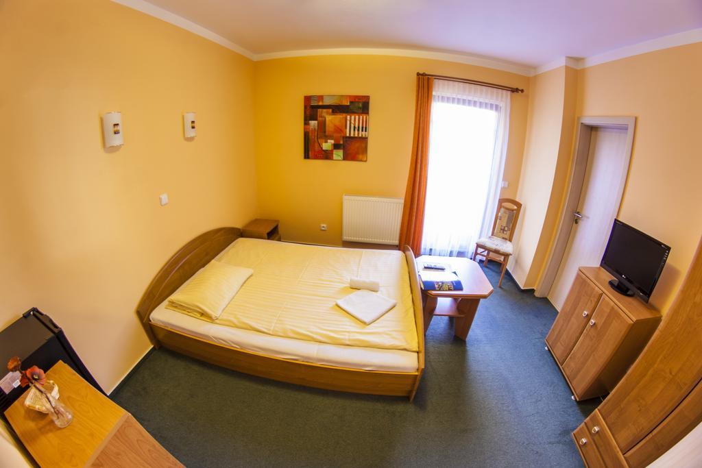 Penzion Cernej Ptak Jindřichův Hradec Exterior foto